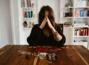 Femme se sentant perdue dans sa vie professionnelle, en réflexion sur son avenir